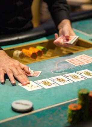 Pikapokeri Netissä: Täsmällinen Katsaus Peliin Ja Pelaamiseen