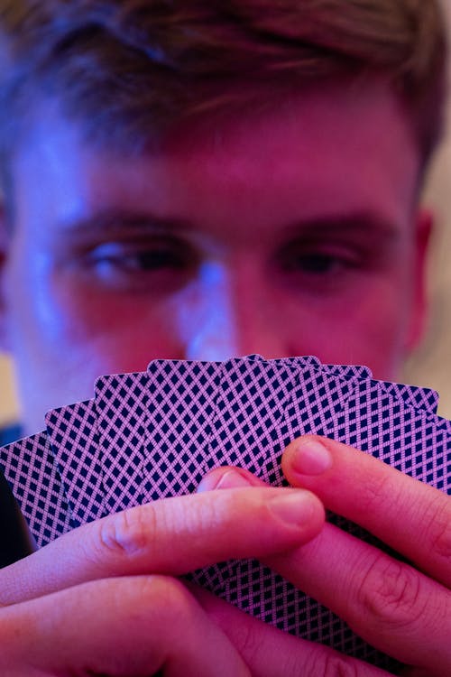 Allux Pelaa Pokeria: Vinkkejä Ja Tiedot Pelitavasta